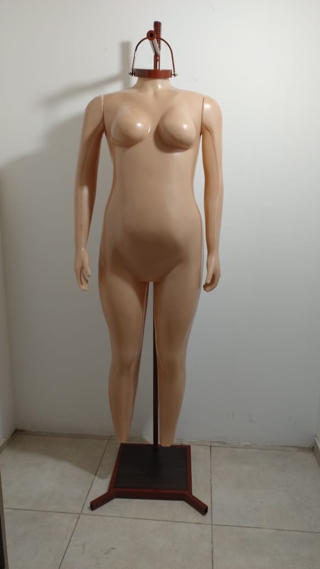 Colgante de plástico mujer talle 58 con brazos base cuadrada